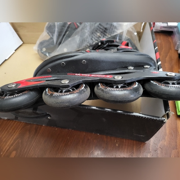 Men's Ultra wheels Black/red rollers - Picture 7 of 9